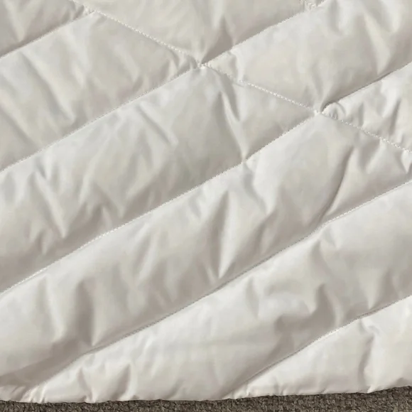 Eddie Bauer XXL Women's White Quilted Vest with Faux Fur Trim - Picture 12 of 12